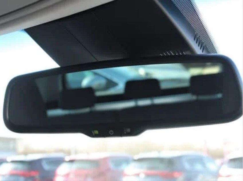 Unutarnje ogledalo za auto